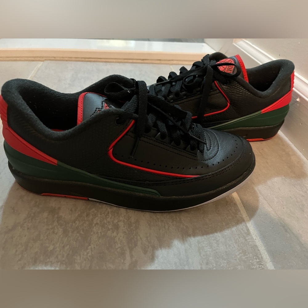 2023 Air Jordan 2 Retro Low 'Christmas’

Worn - Like New
